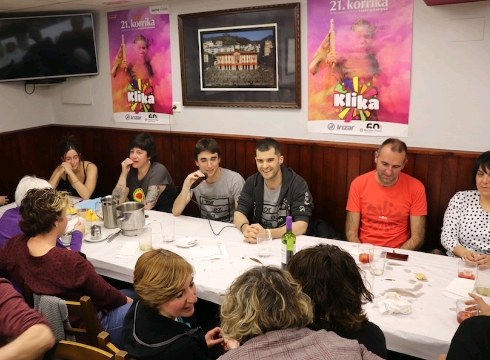 Korrikarako girotzen joateko bertso bazkaria egin zuten Legarregainen