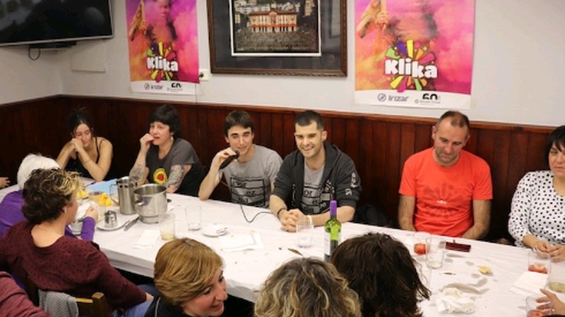 Korrikarako girotzen joateko bertso bazkaria egin zuten Legarregainen