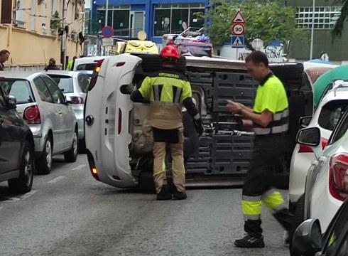 Kotxe bat irauli da Romualdo Galdos kalean