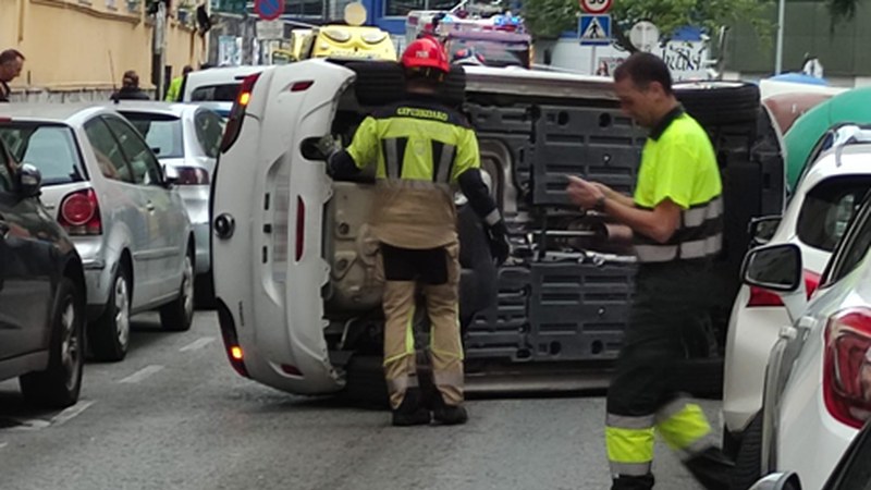 Kotxe bat irauli da Romualdo Galdos kalean