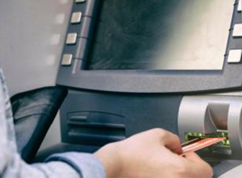 Kutxabankeko sarrerak fisikoki hartzeko makina kendu dute Eibarren