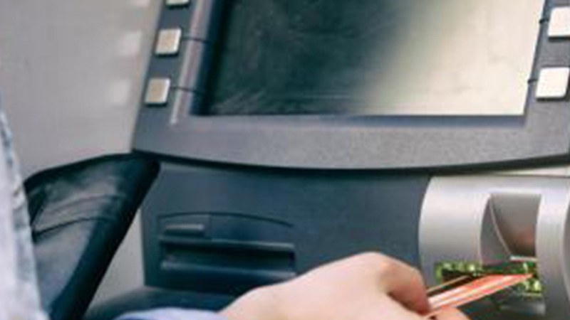 Kutxabankeko sarrerak fisikoki hartzeko makina kendu dute Eibarren