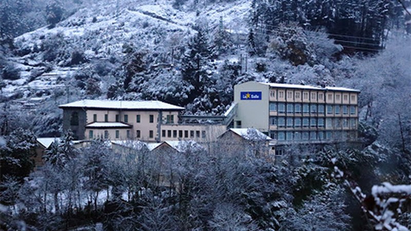 La Salle Azitain ikastetxeko aurrez aurreko eskola jarduera eten dute