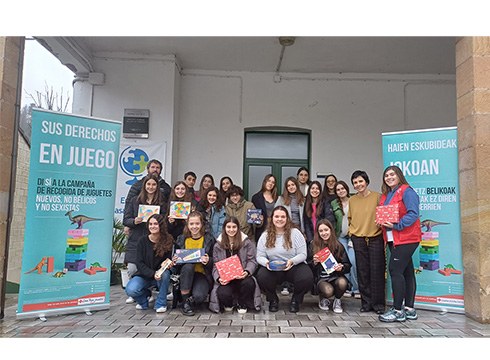 La Salle Azitainek eta Tandanacuik bildutako dirua eta jostailuak Gurutze Gorriari eman dizkiote