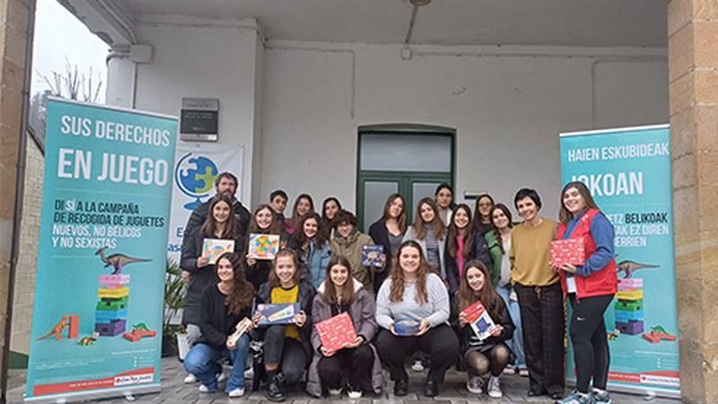 La Salle Azitainek eta Tandanacuik bildutako dirua eta jostailuak Gurutze Gorriari eman dizkiote