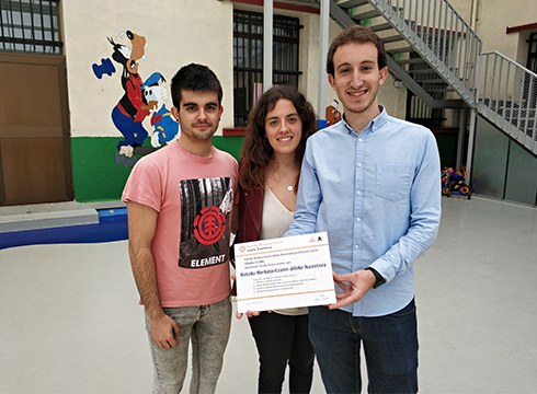 La Salleko Bidezko Merkataritzako taldea: “Hemengo familiek egiten duten lanari balioa ematen dio ziurtagiriak”