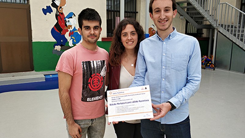 La Salleko Bidezko Merkataritzako taldea: “Hemengo familiek egiten duten lanari balioa ematen dio ziurtagiriak”