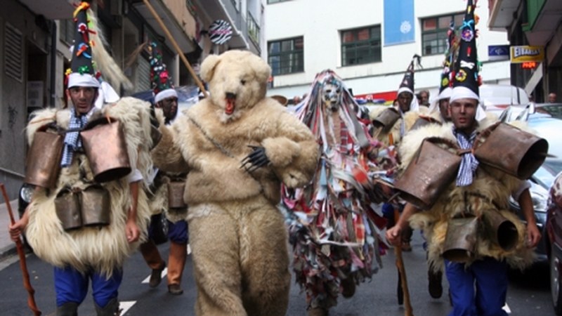 La Vijanera kalejira ikusgarria Kantabriako jaiak ospatzeko