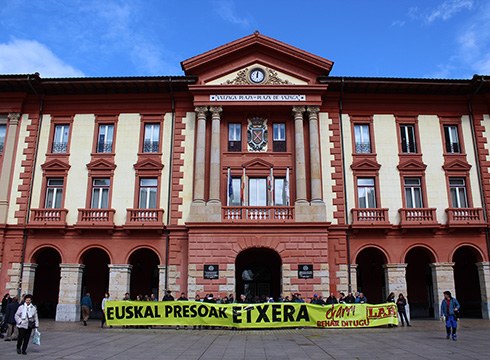 LAB sindikatuko Debaldeako ordezkariek batzarra egin dute gaur Eibarren