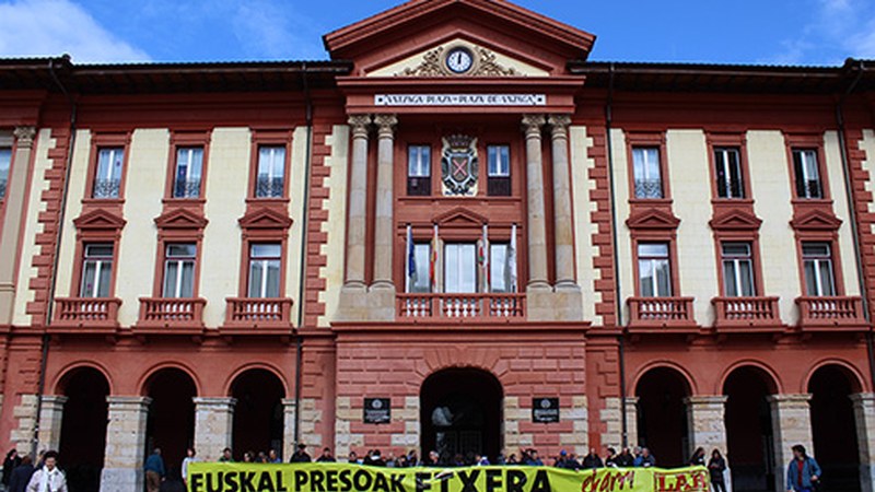 LAB sindikatuko Debaldeako ordezkariek batzarra egin dute gaur Eibarren