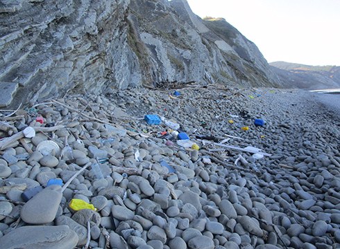Labarretan pilatutako hondakinak eta plastikoak auzolanean biltzeko deia