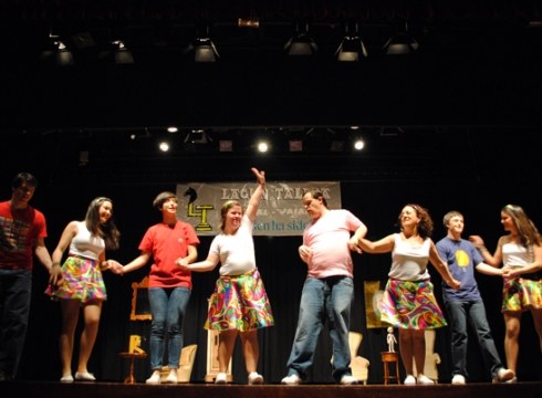 Lagun Taldeak ikuskizun biribila eskaini zuen zapatuan