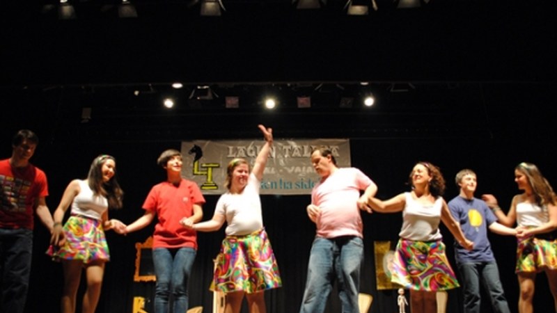 Lagun Taldeak ikuskizun biribila eskaini zuen zapatuan