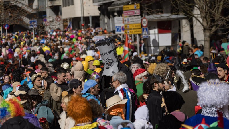 Lagunekin zein familian koko-jantzita, jendetzak bete zituen kaleak Aratoste Zapatuan