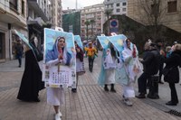 Lagunekin zein familian koko-jantzita, jendetzak bete zituen kaleak Aratoste Zapatuan