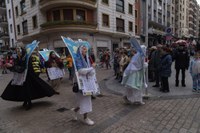 Lagunekin zein familian koko-jantzita, jendetzak bete zituen kaleak Aratoste Zapatuan