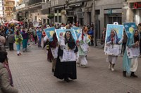 Lagunekin zein familian koko-jantzita, jendetzak bete zituen kaleak Aratoste Zapatuan