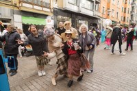 Lagunekin zein familian koko-jantzita, jendetzak bete zituen kaleak Aratoste Zapatuan