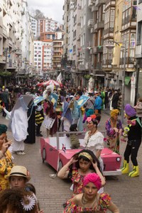 Lagunekin zein familian koko-jantzita, jendetzak bete zituen kaleak Aratoste Zapatuan