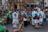 Lagunekin zein familian koko-jantzita, jendetzak bete zituen kaleak Aratoste Zapatuan