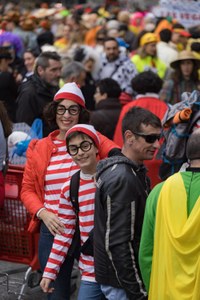 Lagunekin zein familian koko-jantzita, jendetzak bete zituen kaleak Aratoste Zapatuan