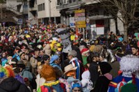 Lagunekin zein familian koko-jantzita, jendetzak bete zituen kaleak Aratoste Zapatuan