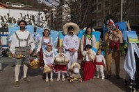 Lagunekin zein familian koko-jantzita, jendetzak bete zituen kaleak Aratoste Zapatuan