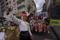 Lagunekin zein familian koko-jantzita, jendetzak bete zituen kaleak Aratoste Zapatuan