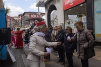 Lagunekin zein familian koko-jantzita, jendetzak bete zituen kaleak Aratoste Zapatuan