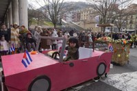 Lagunekin zein familian koko-jantzita, jendetzak bete zituen kaleak Aratoste Zapatuan