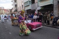 Lagunekin zein familian koko-jantzita, jendetzak bete zituen kaleak Aratoste Zapatuan