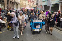 Lagunekin zein familian koko-jantzita, jendetzak bete zituen kaleak Aratoste Zapatuan