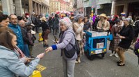 Lagunekin zein familian koko-jantzita, jendetzak bete zituen kaleak Aratoste Zapatuan