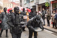 Lagunekin zein familian koko-jantzita, jendetzak bete zituen kaleak Aratoste Zapatuan