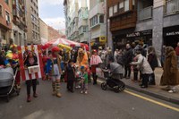 Lagunekin zein familian koko-jantzita, jendetzak bete zituen kaleak Aratoste Zapatuan