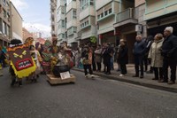 Lagunekin zein familian koko-jantzita, jendetzak bete zituen kaleak Aratoste Zapatuan