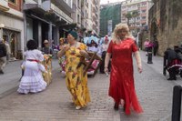 Lagunekin zein familian koko-jantzita, jendetzak bete zituen kaleak Aratoste Zapatuan