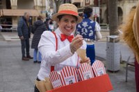 Lagunekin zein familian koko-jantzita, jendetzak bete zituen kaleak Aratoste Zapatuan