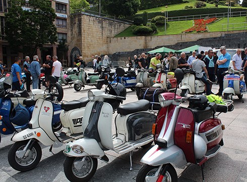 Lambretta motor hotsak hartu zituen kaleak zapatuan