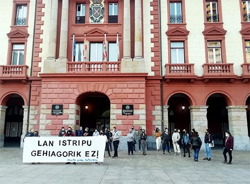 Lan istripuen kontrako elkarretaratzea egin zen atzo arratsaldean