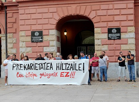 Lan istripuengatik protesta egiteko elkarretaratzea egin zen atzo Untzagan