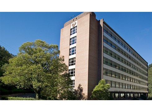 Lanera ez joateko eskatu die EHUk haurdun edo edoskitzaroan dauden Eibarko ikastegiko langileei