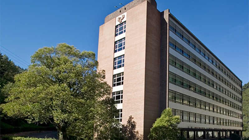 Lanera ez joateko eskatu die EHUk haurdun edo edoskitzaroan dauden Eibarko ikastegiko langileei