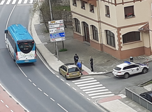 Udaltzaingoak eta Ertzaintzak enpresek bete beharreko formularioak eskatuko dizkiete langileei