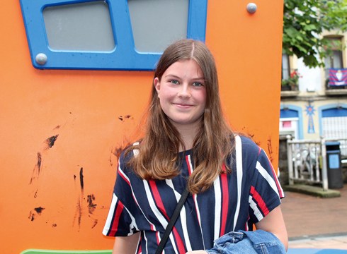 Lara Salguero: "Eibar BHI-ko logotipoa egiteko hezkidetzaren koloreak erabili ditut"