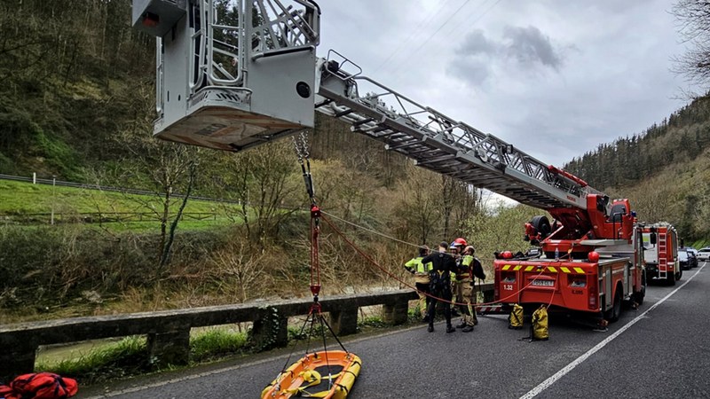 Larrialdietako zerbitzuek gorpu bat atera dute Deba ibaitik, Osintxu inguruan