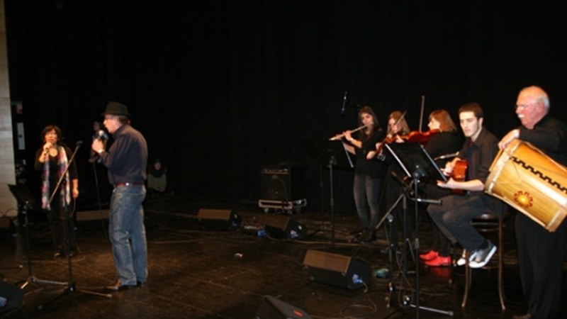 Latinamerikako musikak bete zuen Coliseoa