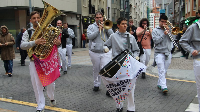 Latuno Bando txarangaren erritmora hasi da Euskaraldia Eibarren