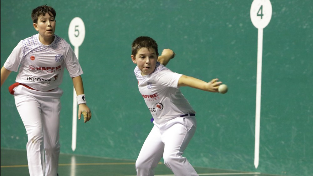 Lau partiduko jaialdia prestatu dute biharko Astelena frontoian