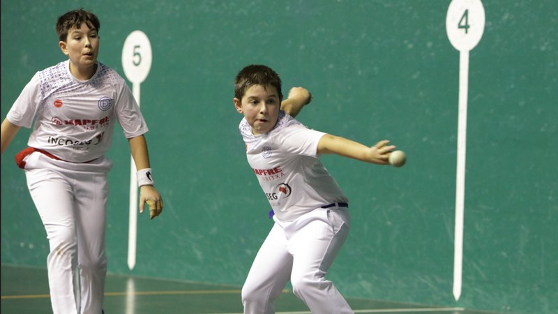 Lau partiduko jaialdia prestatu dute biharko Astelena frontoian